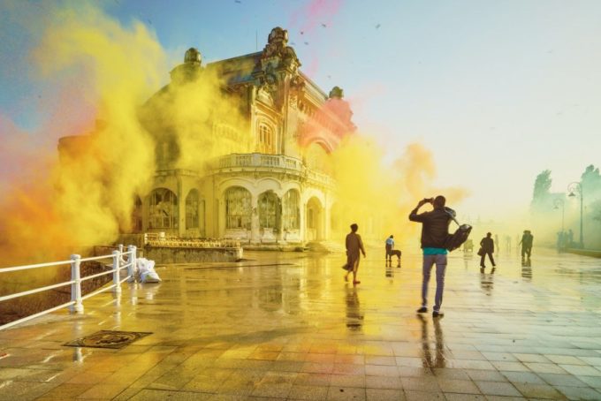 Cazinoul din Constanta, readus la viata cu 1,5 tone de sclipici multicolor