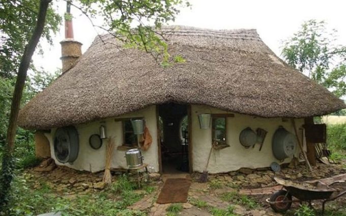 Casa ecologica pe care un profesor pensionar a construit-o cu doar 800 de lei