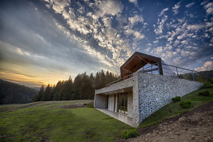 Primul resort montan de case ecologice din Romania
